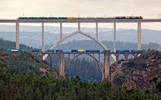 Front view of the new bridge, showing the old bridge in the foreground. The picture shows freight trains crossing both bridges at the same time