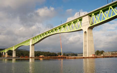 Front view of the central section of the bridge with the river at the bottom of the image