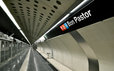 View of the interior of the Barcelona Subway platform. The sign with the name of the station can be seen
